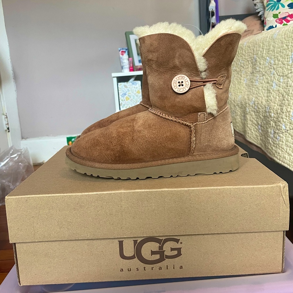 UGG Bailey Button